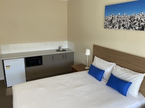 Bureau, espace de travail pour ordinateur portable, rideaux occultants