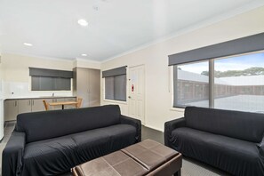 Suite, 1 King Bed, Non Smoking (Efficiency) | Living area