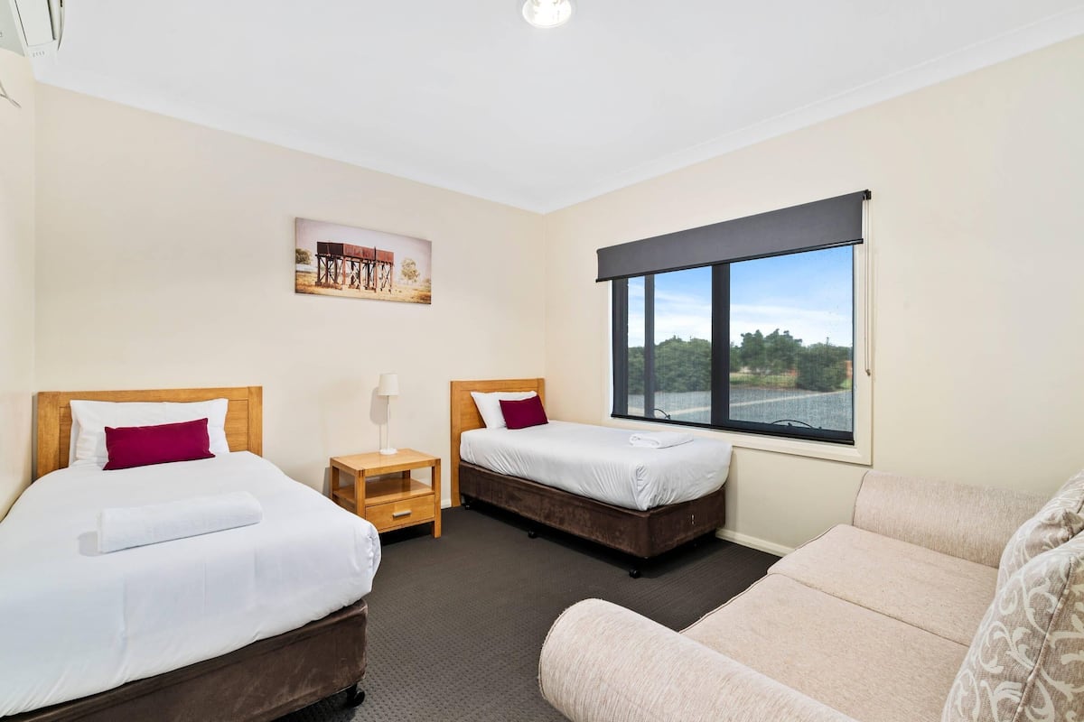 Bureau, espace de travail pour ordinateur portable, rideaux occultants