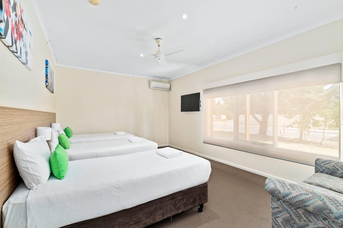 Bureau, espace de travail pour ordinateur portable, rideaux occultants