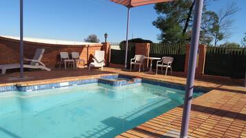 Piscina externa, espreguiçadeiras