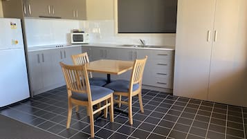 Réfrigérateur, micro-ondes, cafetiÚre/bouilloire, bouilloire électrique