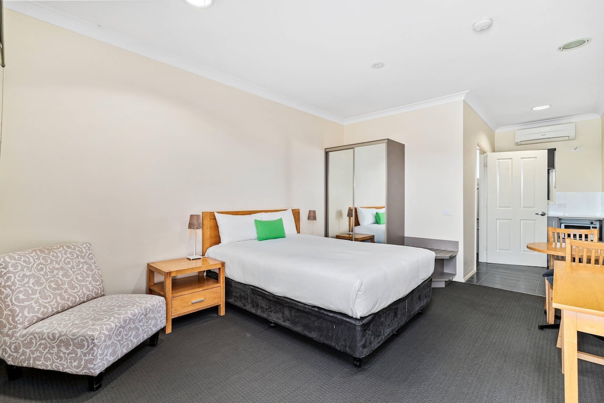 Bureau, espace de travail pour ordinateur portable, rideaux occultants