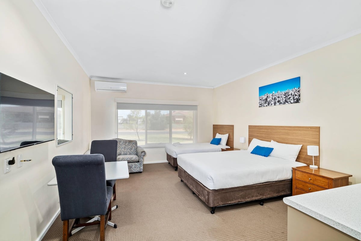 Bureau, espace de travail pour ordinateur portable, rideaux occultants