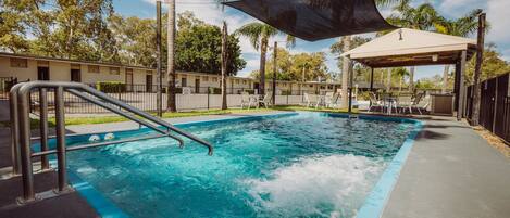 Alberca techada y 2 albercas al aire libre