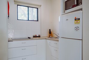 Studio King | Private kitchenette | Microwave, electric kettle, toaster, cleaning supplies