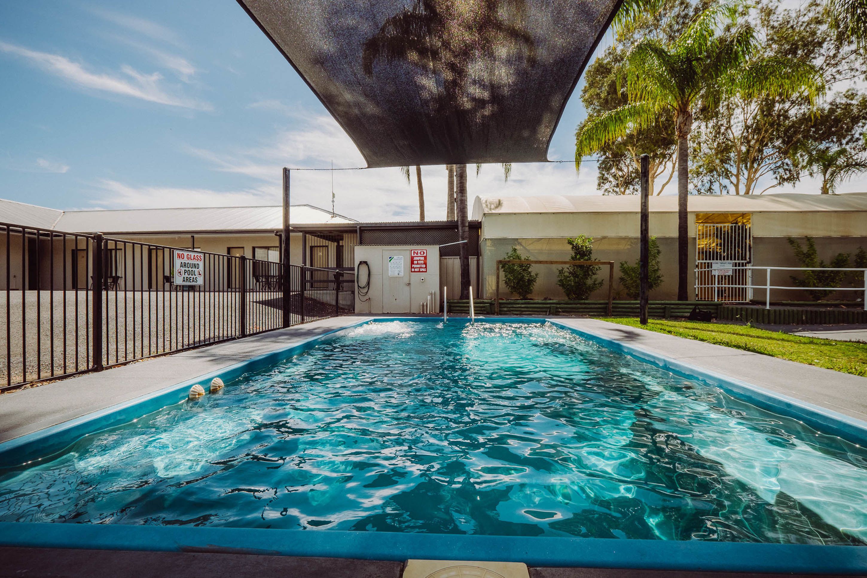 Una piscina cubierta, 2 piscinas al aire libre