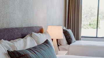 Standardzimmer, Nichtraucher, Balkon (Riverside King/Twin) | Schreibtisch, laptopgeeigneter Arbeitsplatz, Bügeleisen/Bügelbrett