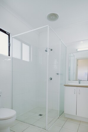 Standard Room, Non Smoking, Kitchenette | Bilik Mandi | Pancuran mandi, pengering rambut, tuala disediakan 