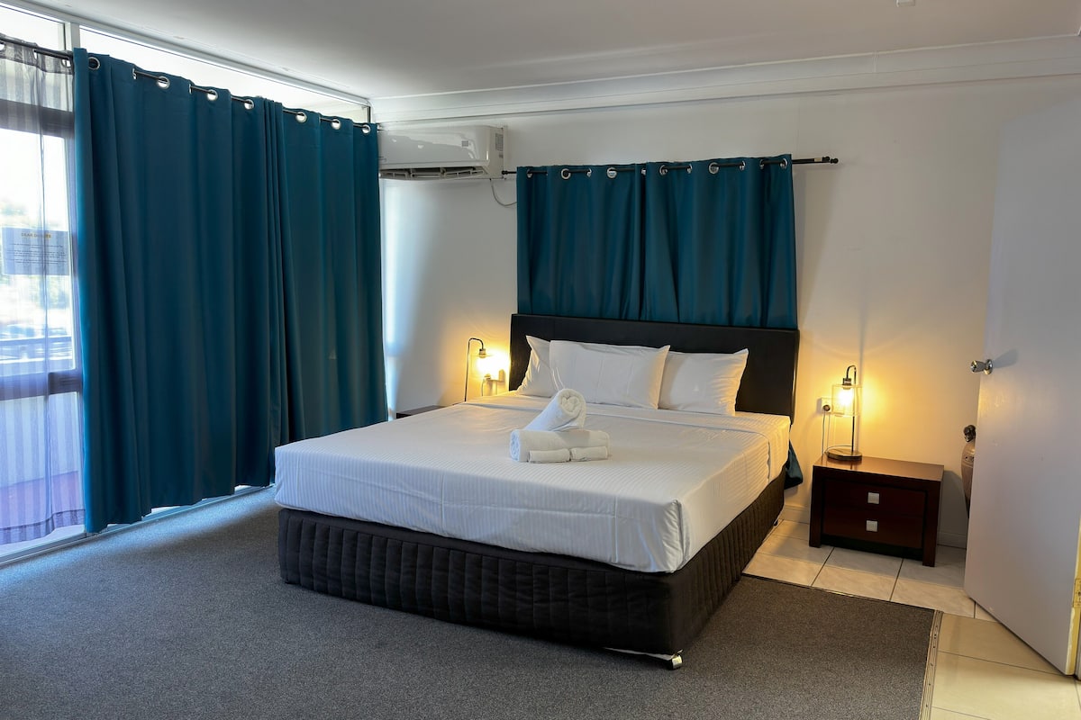 Suite, 1Â King-Bett, Whirlpool (1st Floor)