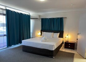 Suíte, 1 cama King, banheira de hidromassagem (1st Floor) | 1 quarto, individualmente mobiliados, cortinas blackout