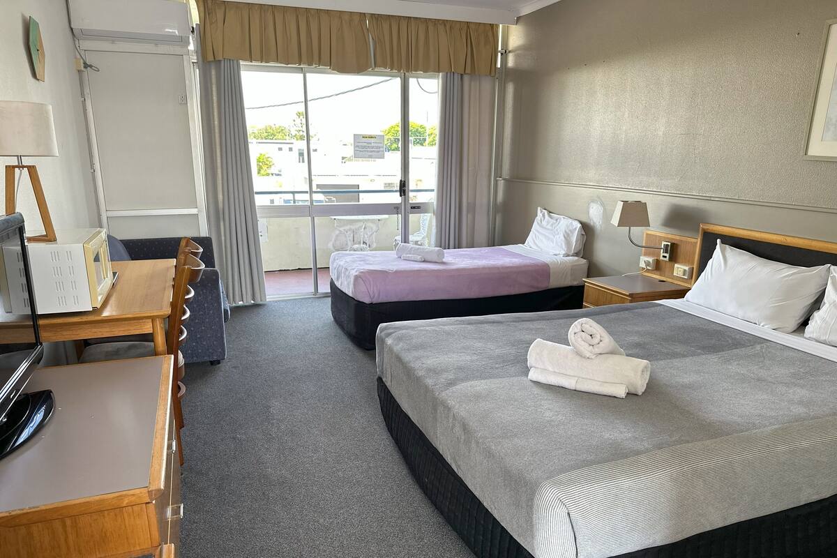 Chambre Deluxe, balcon (1st Floor) | 1 chambre, rideaux occultants, fer et planche à repasser, Wi-Fi gratuit