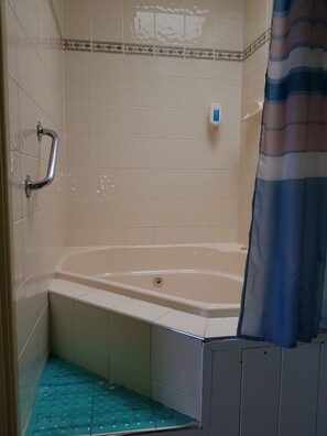King Spa Balcony Suite (Upstairs) | Bathroom | Shower, hair dryer, towels, shampoo - The Q Motel (Allenstown)