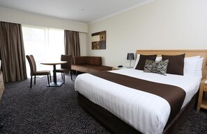 Phòng Deluxe, 1 giường cỡ queen, không hút thuốc, ban công (Walk-in Shower) | 1 phòng ngủ, bộ đồ giường cao cấp, nệm có lớp đệm bông, bàn 
