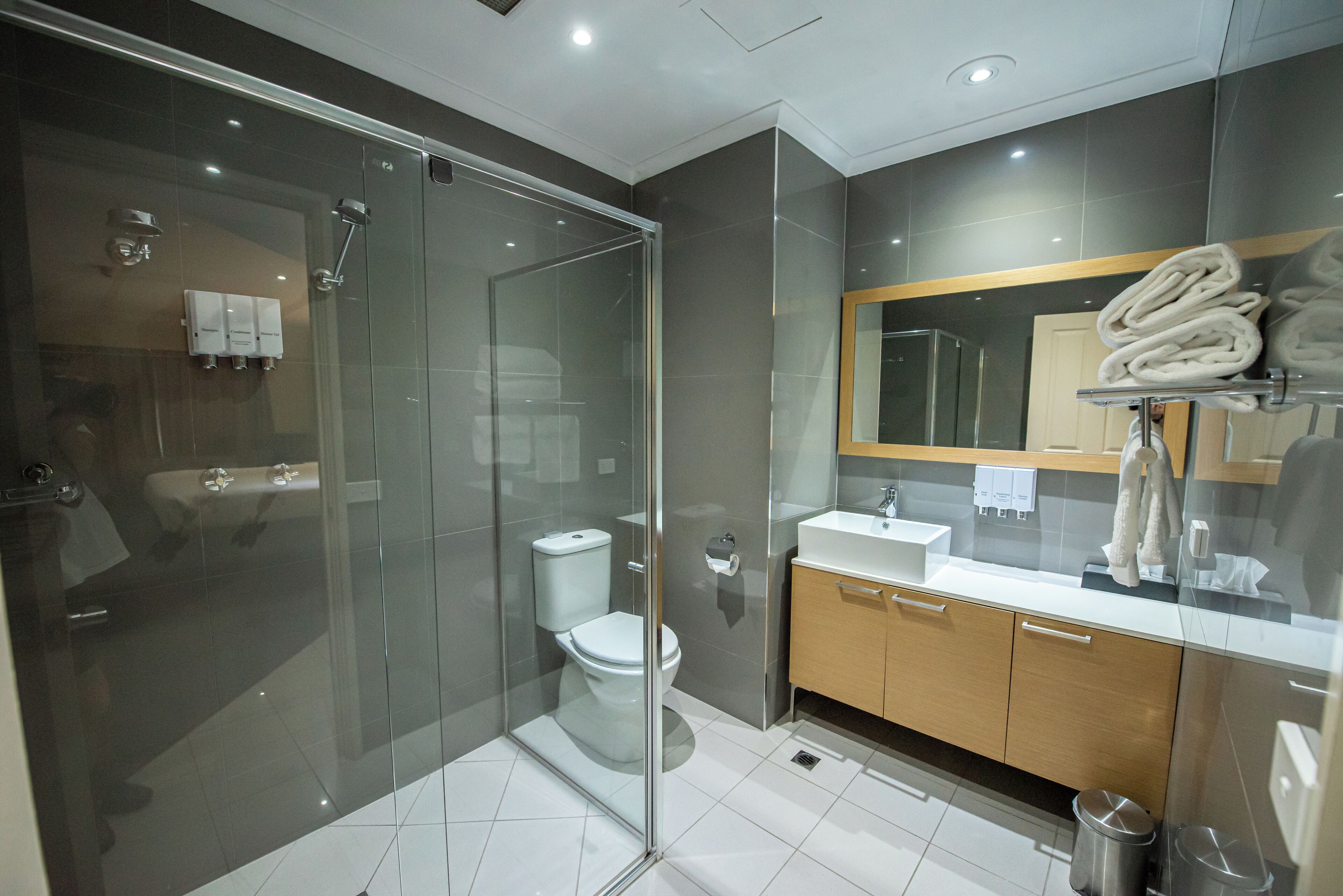 Habitación Deluxe, 1 cama de matrimonio, no fumadores, balcón (Walk-in Shower) | 1 dormitorio y ropa de cama de alta calidad