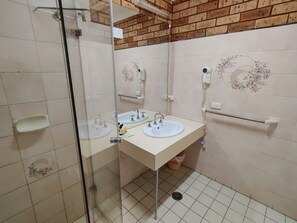 Basic-Zweibettzimmer, Nichtraucher | Badezimmer