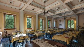 Frühstück, Mittagessen, italienische Küche, Blick auf den Garten