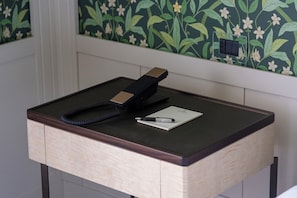 A small wooden table with a telephone and a pen on it. - Palazzo Excelsior - The Leading Hotels of the World (Palermo)