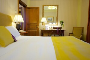 Minibar, brankas, meja kerja, dan kedap suara