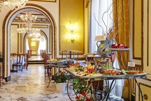 供应早餐、午餐和晚餐