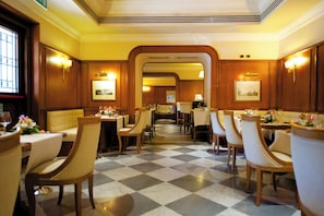 Petit déjeuner, déjeuner et dîner servis sur place