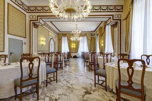 Frokostbuffé hver dag (EUR 18 per person)