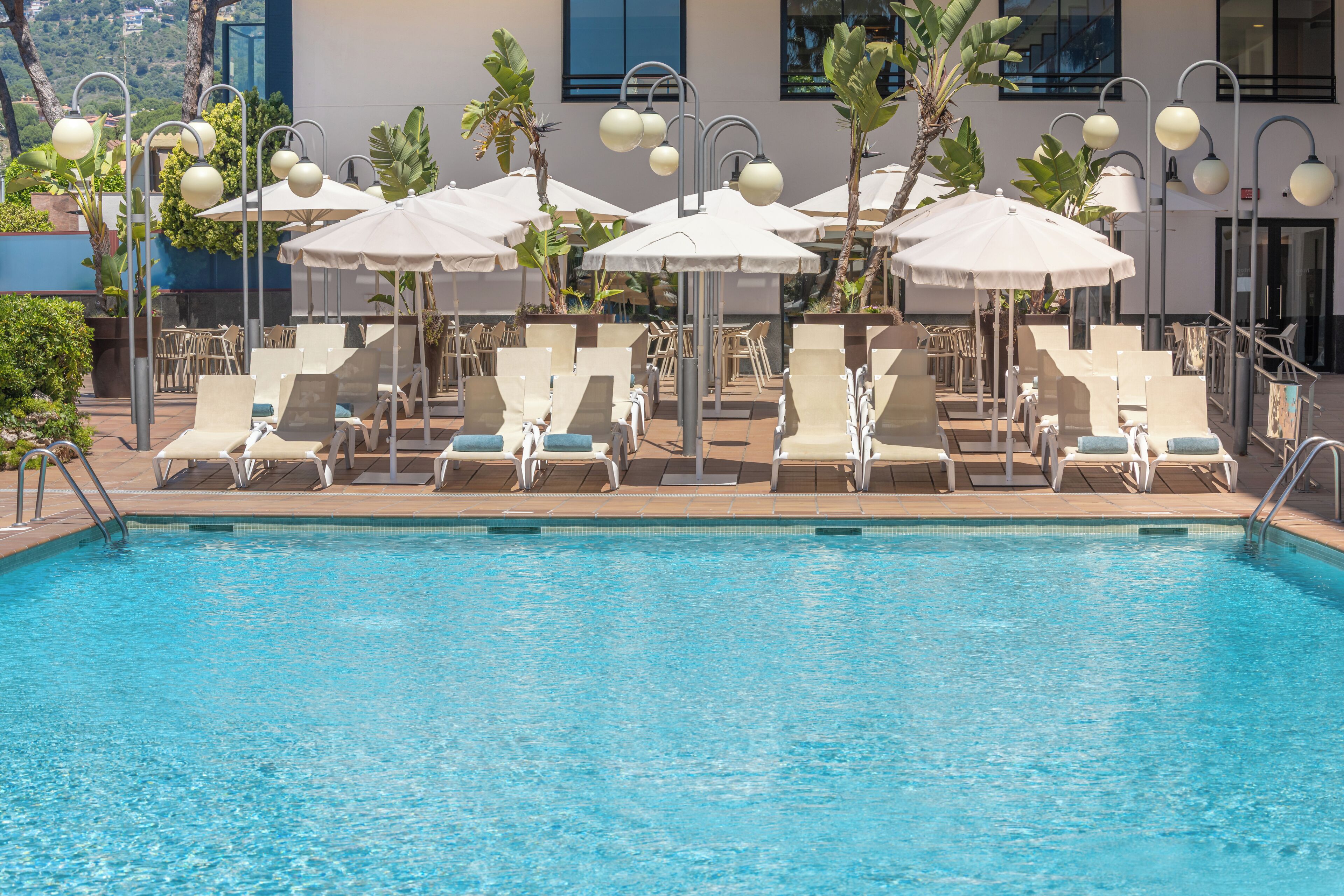 Piscine extérieure, chaises longues