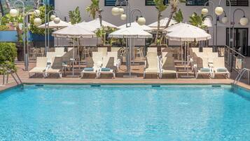 Piscine extérieure, chaises longues