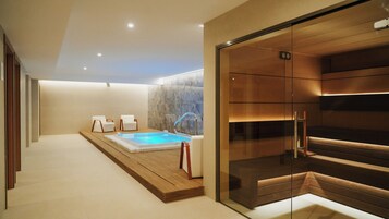 Un sauna, una bañera de hidromasaje, baño turco