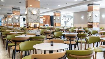 2 bares y bar junto a la piscina