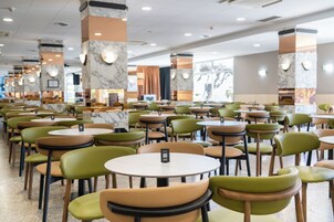 2 bares/lounges, bar ao lado da piscina