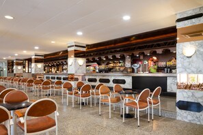 Bar en bord de piscine