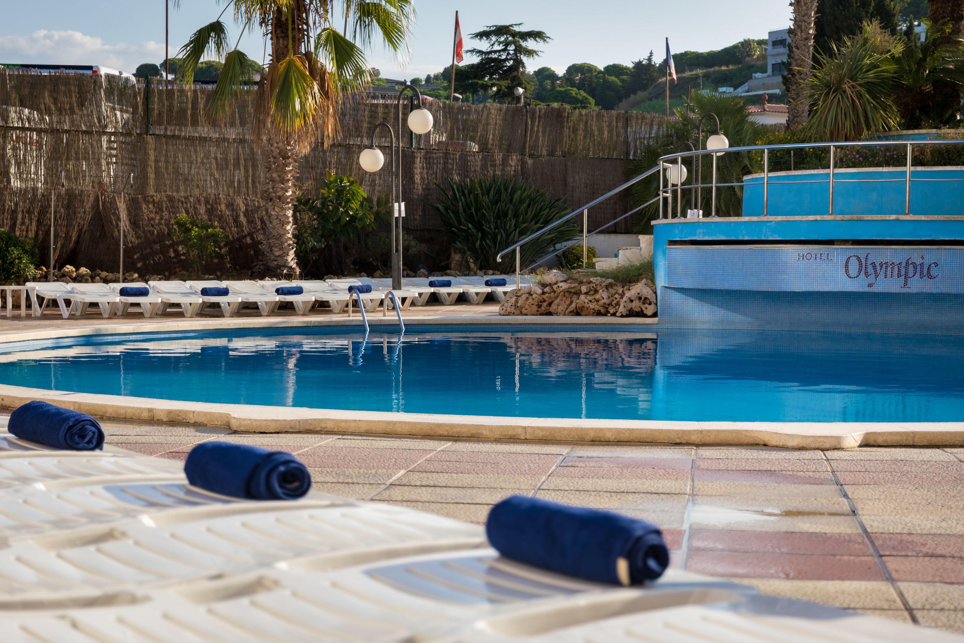 3 piscines extérieures, parasols de plage, chaises longues