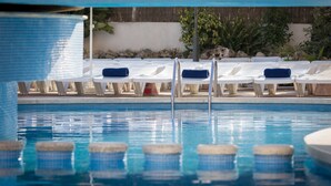 Piscina amb gandules i zona coberta.