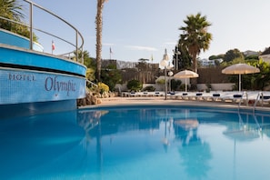 3 piscines extérieures, parasols de plage, chaises longues