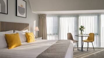 Quarto casal standard | Cofres nos quartos, escrivaninha, ferros/tábuas de passar roupa