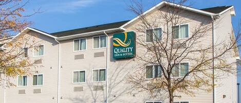 Un hotel a più piani con un cartello che indica 'Quality Inn & Suites'.