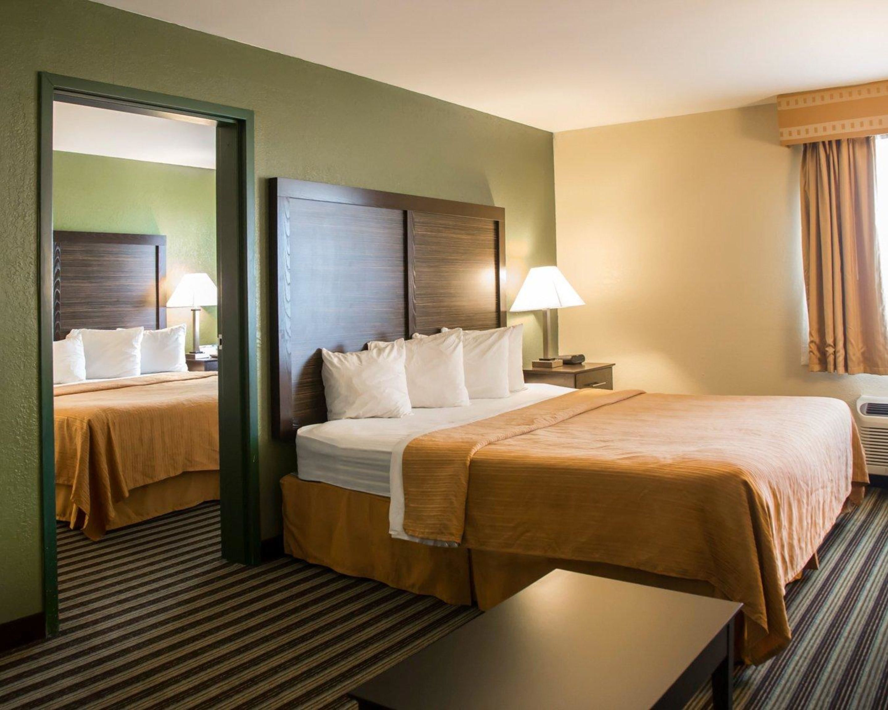 Meja kerja, setrika/meja setrika, dan tempat tidur bayi (biaya tambahan)