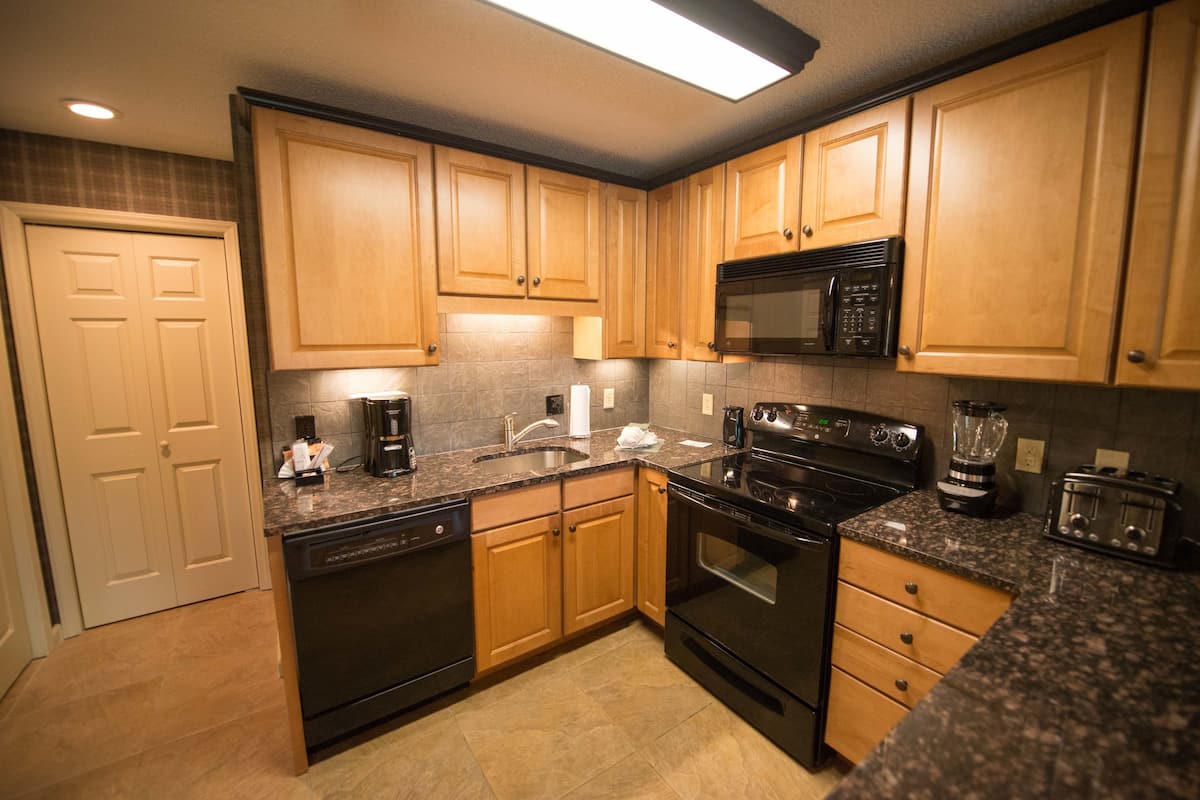 full-sized fridge, microwave, stovetop, dishwasher