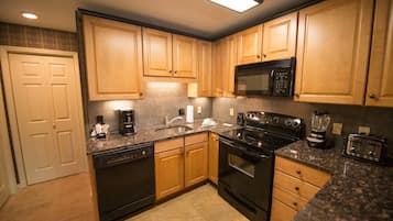 Refrigerador con congelador, microondas y parrilla de estufa