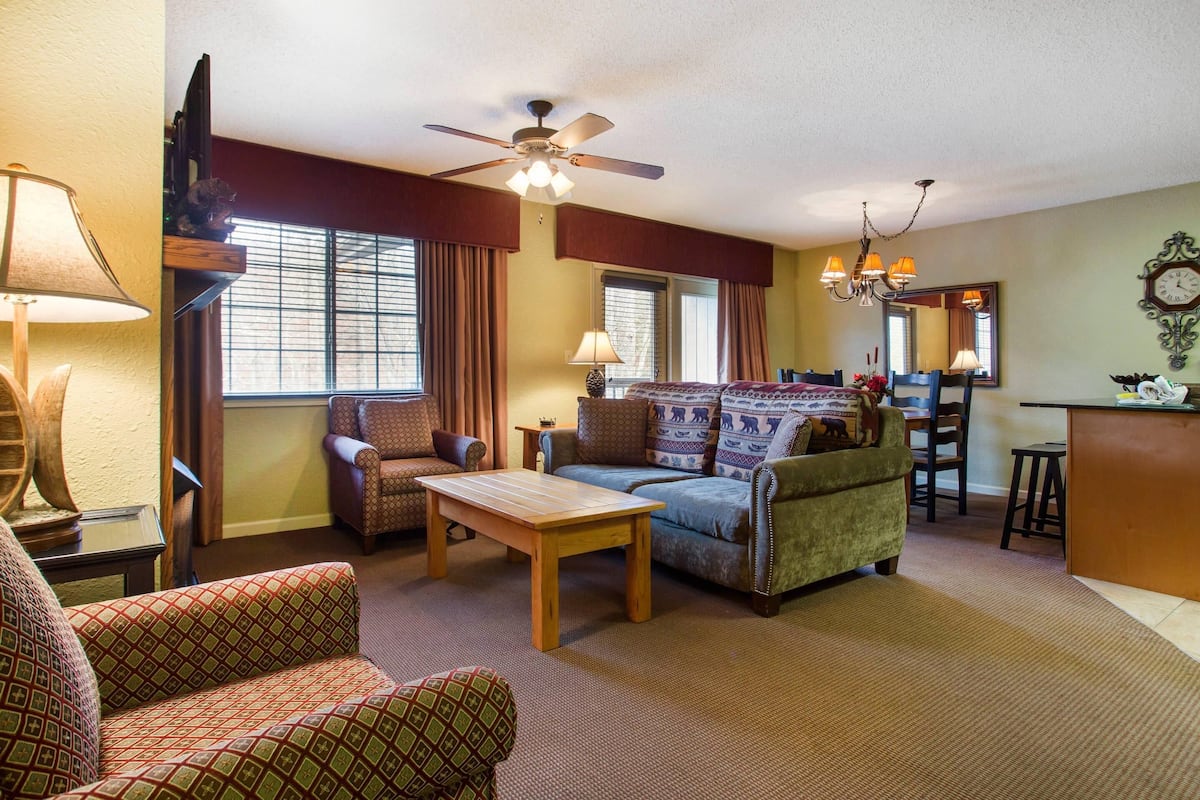 Suite, 1 Schlafzimmer | 1 Schlafzimmer, laptopgeeigneter Arbeitsplatz, Bügeleisen/Bügelbrett