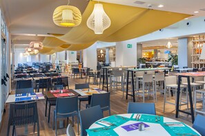 2 restaurants, breakfast, lunch, dinner served; international cuisine 