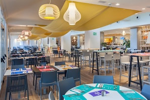 2 restaurants, breakfast, lunch, dinner served; international cuisine
