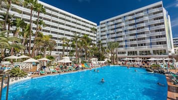 2 piscines extérieures, parasols de plage, chaises longues