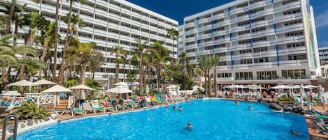 2 buitenzwembaden, parasols voor strand/zwembad