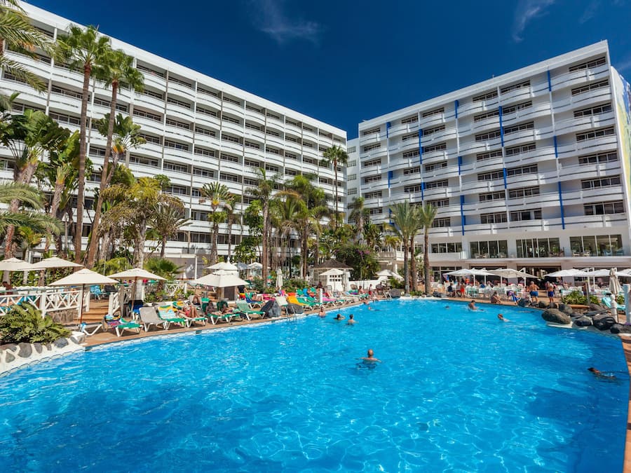 2 kolam renang terbuka, payung kolam, kerusi lepak pantai