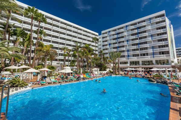 2 piscines extérieures, parasols de plage, chaises longues