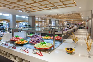 2 restaurants, breakfast, lunch, dinner served; international cuisine