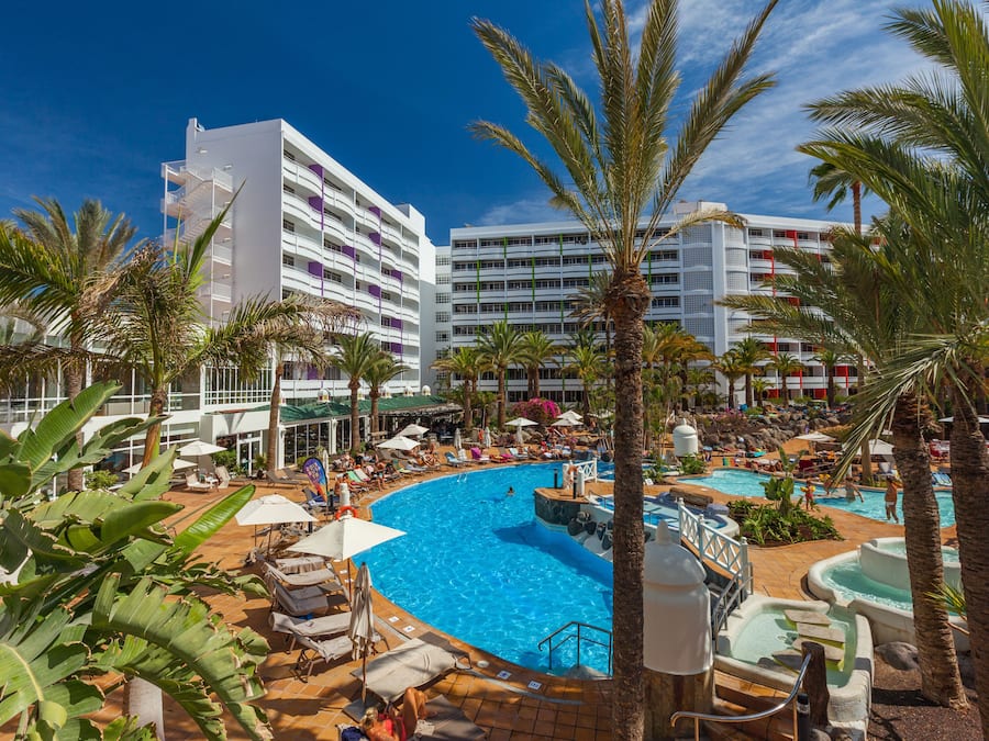 2 piscines extérieures, parasols de plage, chaises longues