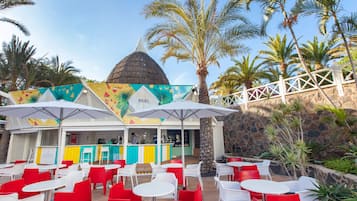 Bar en bord de piscine